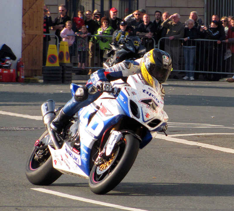 800px-2013_Isle_of_Man_TT_5(1).jpg.ba2a3197ed65317c5efa71f8afd732c0.jpg
