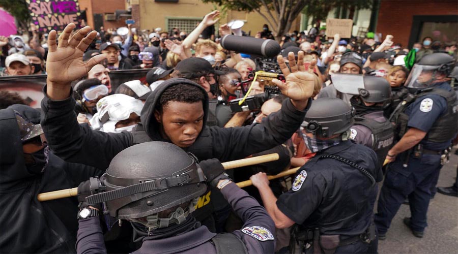 riotcops.jpg.07d39e2f1b61fa46565aef9387549127.jpg