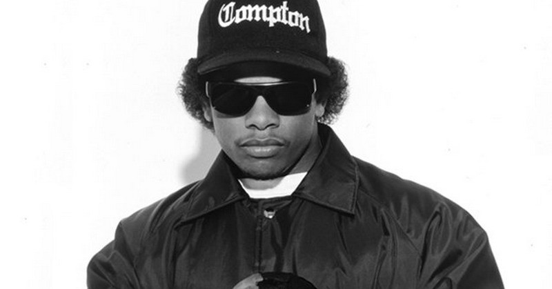 idap-hiv-sebelum-meninggal-eazy-e-miliki-mimpi-yang-diwujudkan-anaknya-VDhUyTTvCP.jpg.6c469898d4d57cbd0192096a628cbc8b.jpg